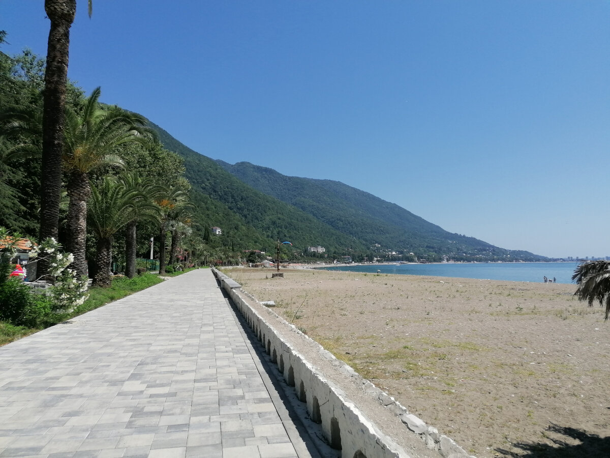 Пляж через дорогу от гостиницы