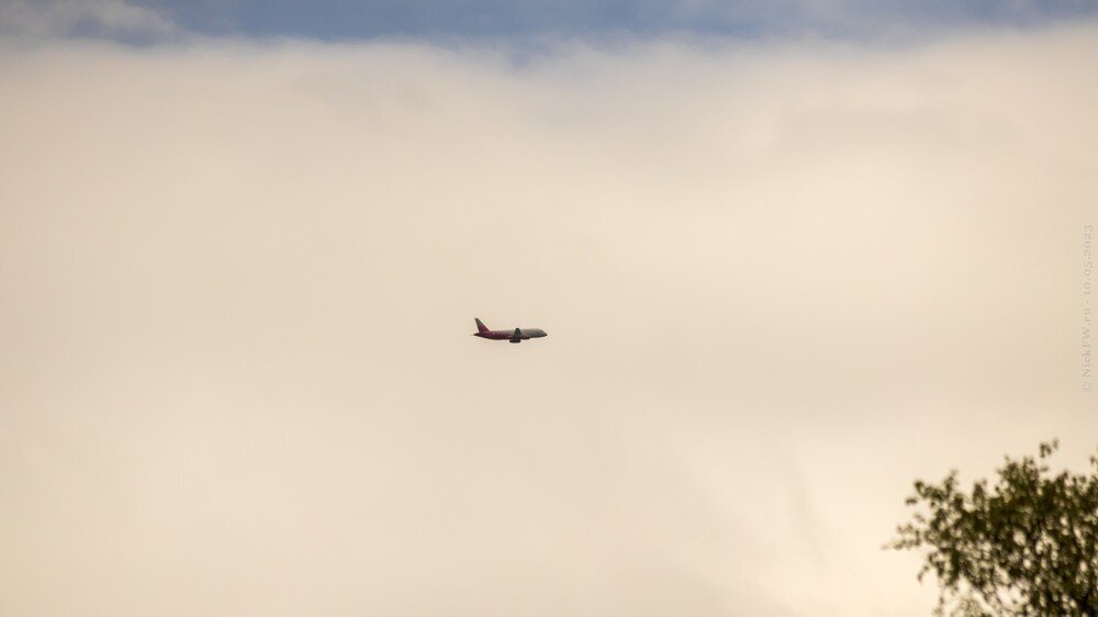 2. Самолёт в пролёте над над Ульяновским лесопарком © NickFW.ru — 10.05.2023г.