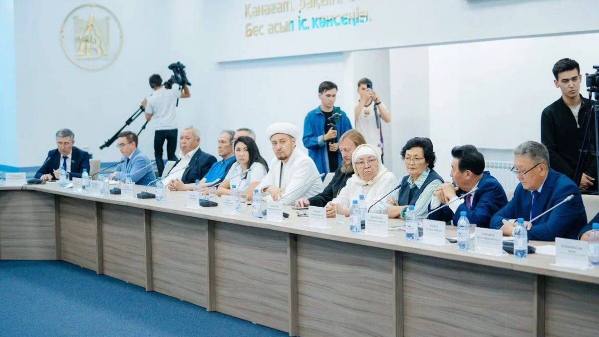    Фото: Акимат области Абай Август Макаров