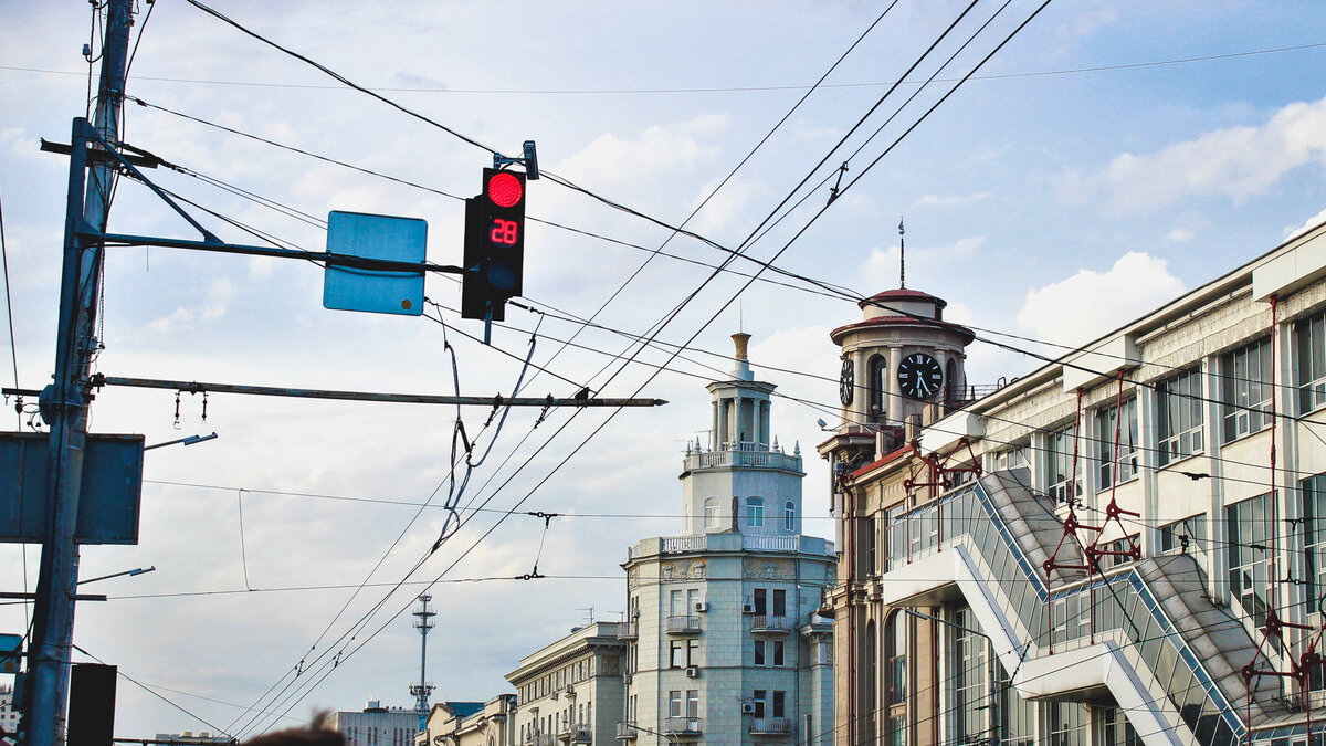     Он старается вернуться в столицу, где его ждут на работу.