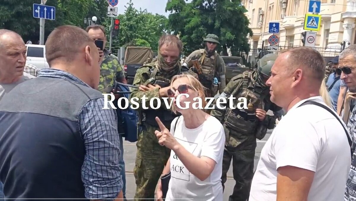     В Ростовской области некоторые местные жители делятся продуктами и водой с бойцами ЧВК «Вагнер», сообщает корреспондент RostovGazeta.