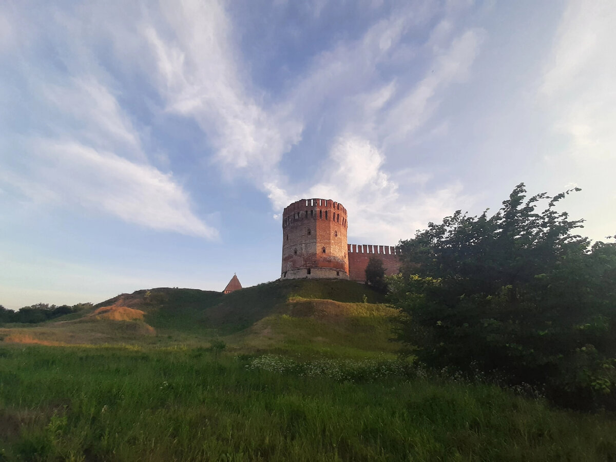На горочке слева от башни купались в ветре.