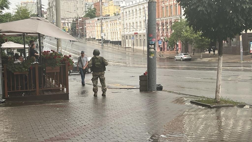     Во время отхода из Ростова два бойца «Вагнера» якобы сложили оружие, пишет издание «Южный Федеральный».