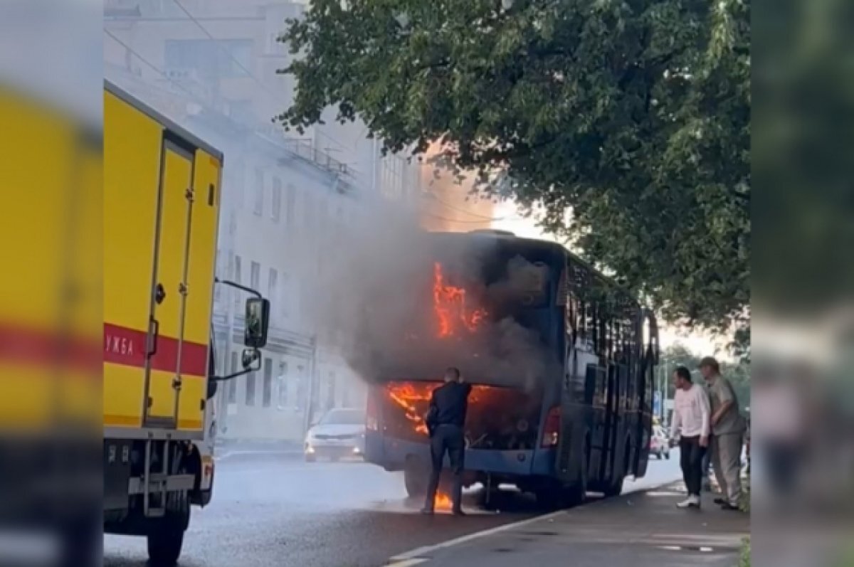    Неподалёку от Обводного канала в Петербурге вспыхнул туристический автобус