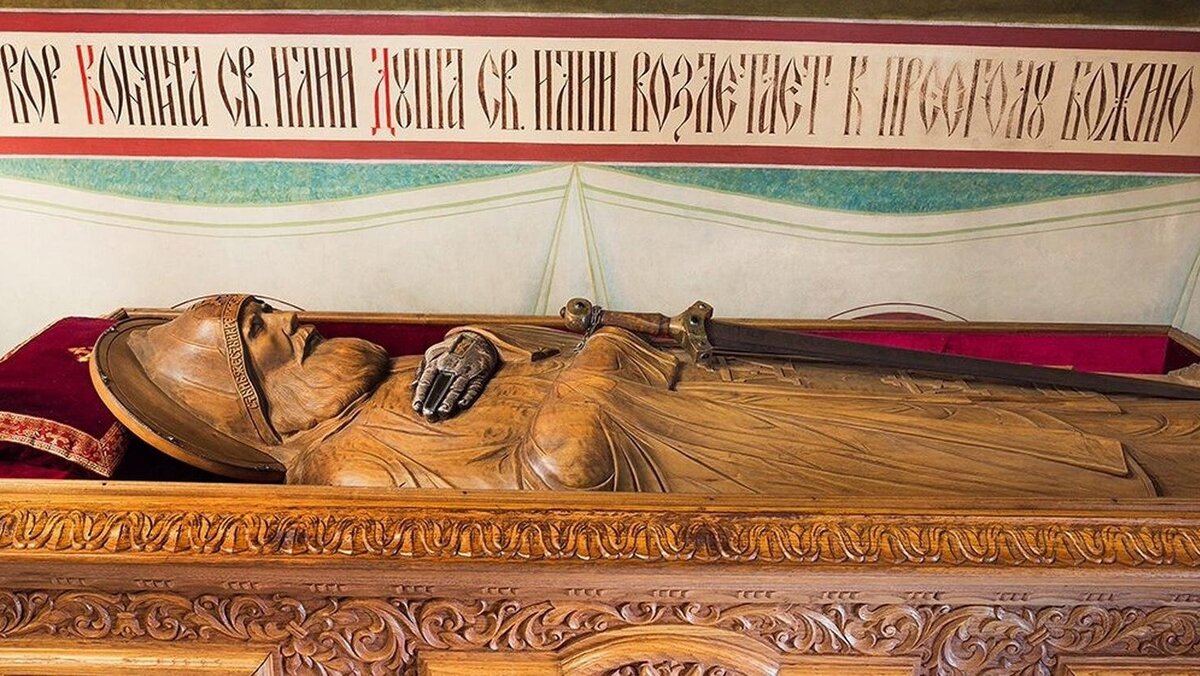     Служба внешней разведки РФ сообщила о планах украинских властей вывезти мощи богатыря Ильи Муромца, Нестора Летописца, а также сотни икон и других христианских реликвий из Киево-Печерской лавры в Европу.