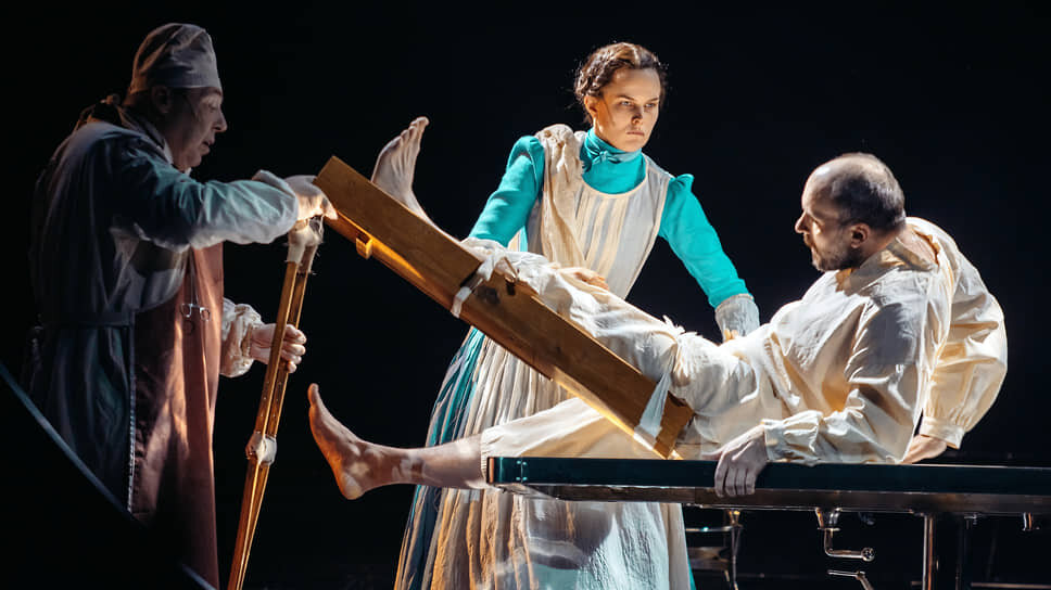 Фото: Ира Полярная / Театр Наций📷Хирургические операции не смогли спасти спектакль