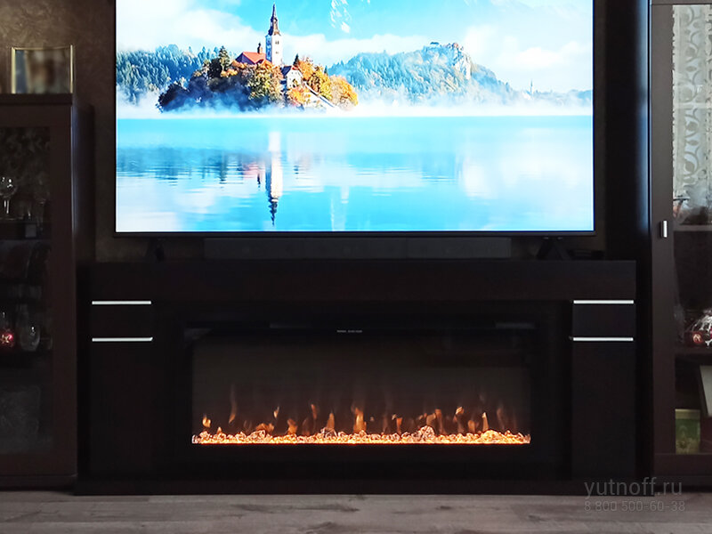 Каминокомплект с электроочагом с кристаллами под телевизором