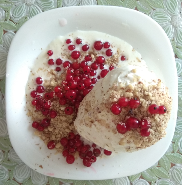 Мы с мужем взяли в выходные целый килограмм мороженого и сами его слопали. Улучшали вкус орехами и ягодами.