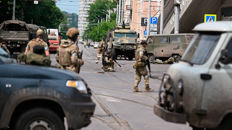 Фото: Анатолий Карбинов / Коммерсантъ📷Ситуация в Ростове-на-Дону 24 июня. Военная техника на улице города.