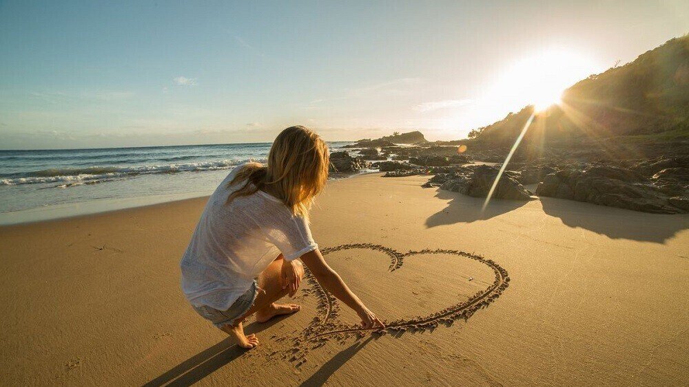 Истинная любовь начинается, когда вы принимаете себя в своей целостности. Тогда и только тогда вы сможете полностью полюбить другого человека и весь мир.