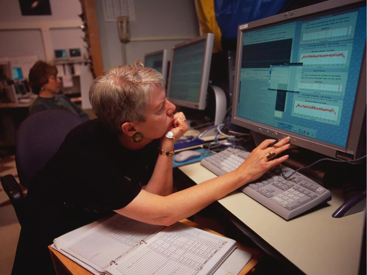 ДЖИЛЛ ТАРТЕР В ОБСЕРВАТОРИИ АРЕСИБО Основатель Института SETI Джилл Тартер исследует радиосигналы. 