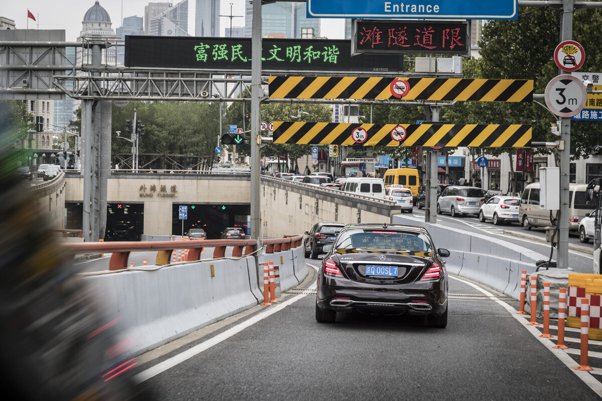    Дорожная информация во многих городах транслируется только на китайском.Mercedes-Benz