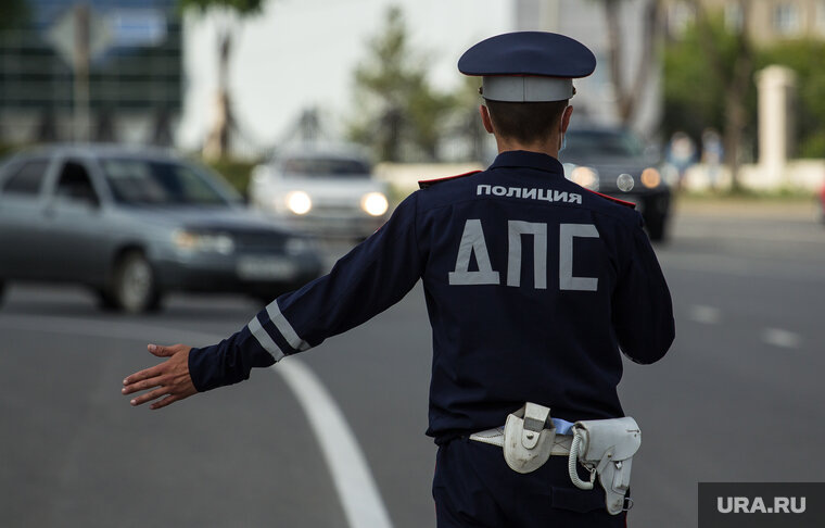    По версии сотрудника полиции, он сам сообщил нарушителю, что взятка ему больше не нужна