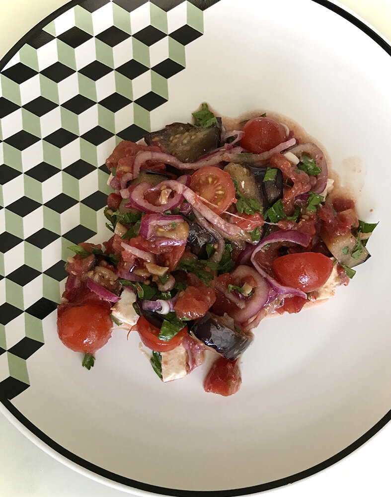 Тут версия с более мягкими баклажанами, обжаренными в большем количестве масла. Вы можете также варьировать количество разных ингредиентов. На первом фото вариант с более крепкими баклажанами.