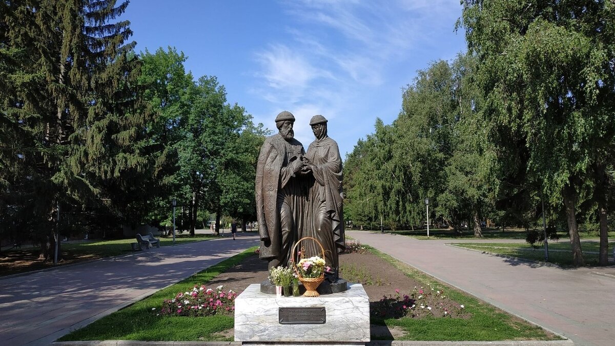 памятник петру и февронии в санкт петербурге в политехе