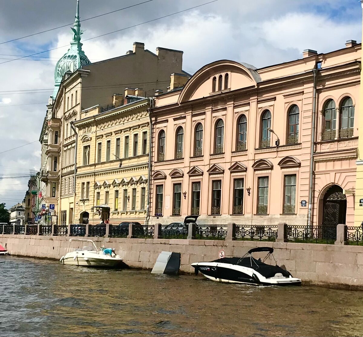 История современного жилого комплекса на набережной реки Мойки, 49 в Петербурге.