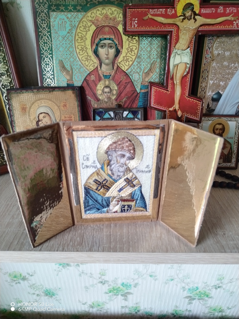 икона складень может стоять на полке без дополнительной опоры за счёт раскрытых створок складня