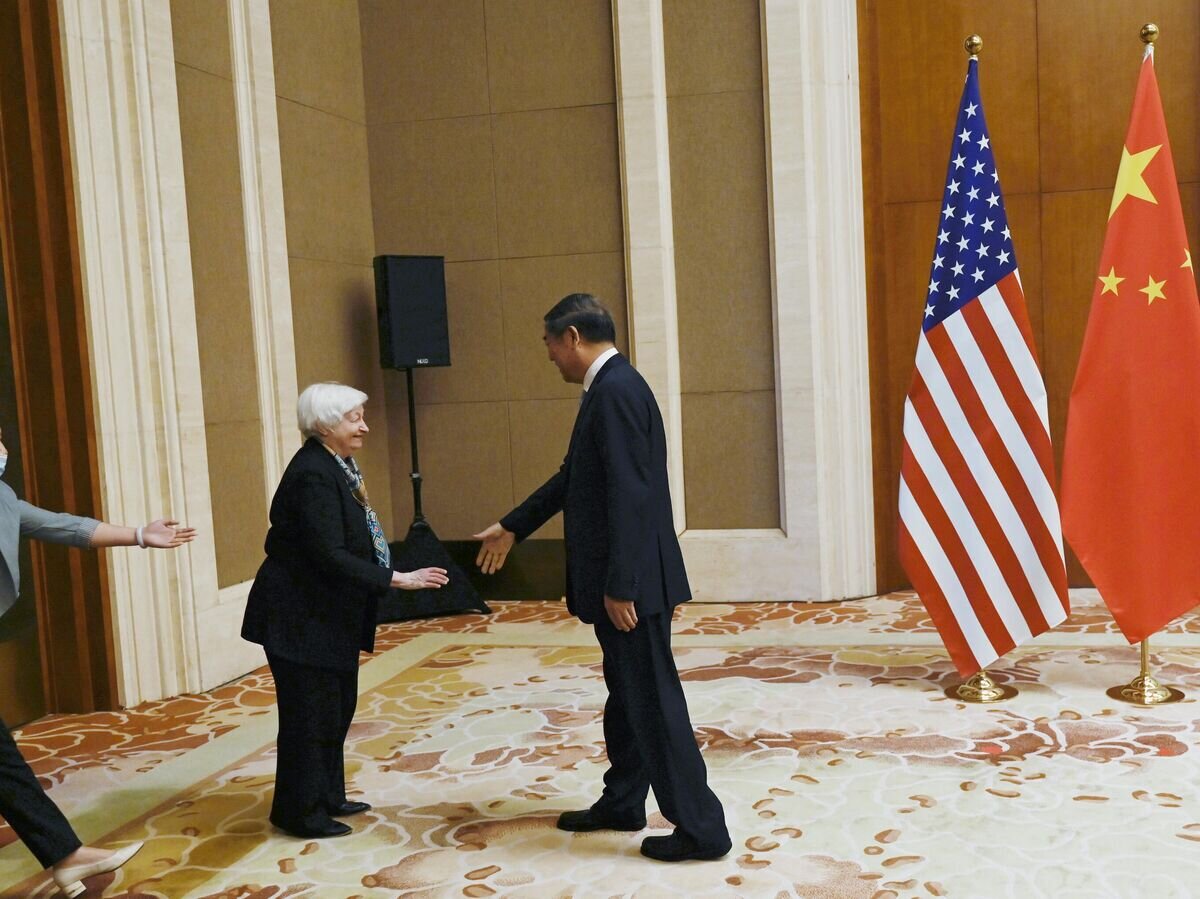    Министр финансов США Джанет Йеллен и вице-премьер Китая Хэ Лифэну во время их встречи в Пекине© AP Photo / Pedro Pardo/Pool