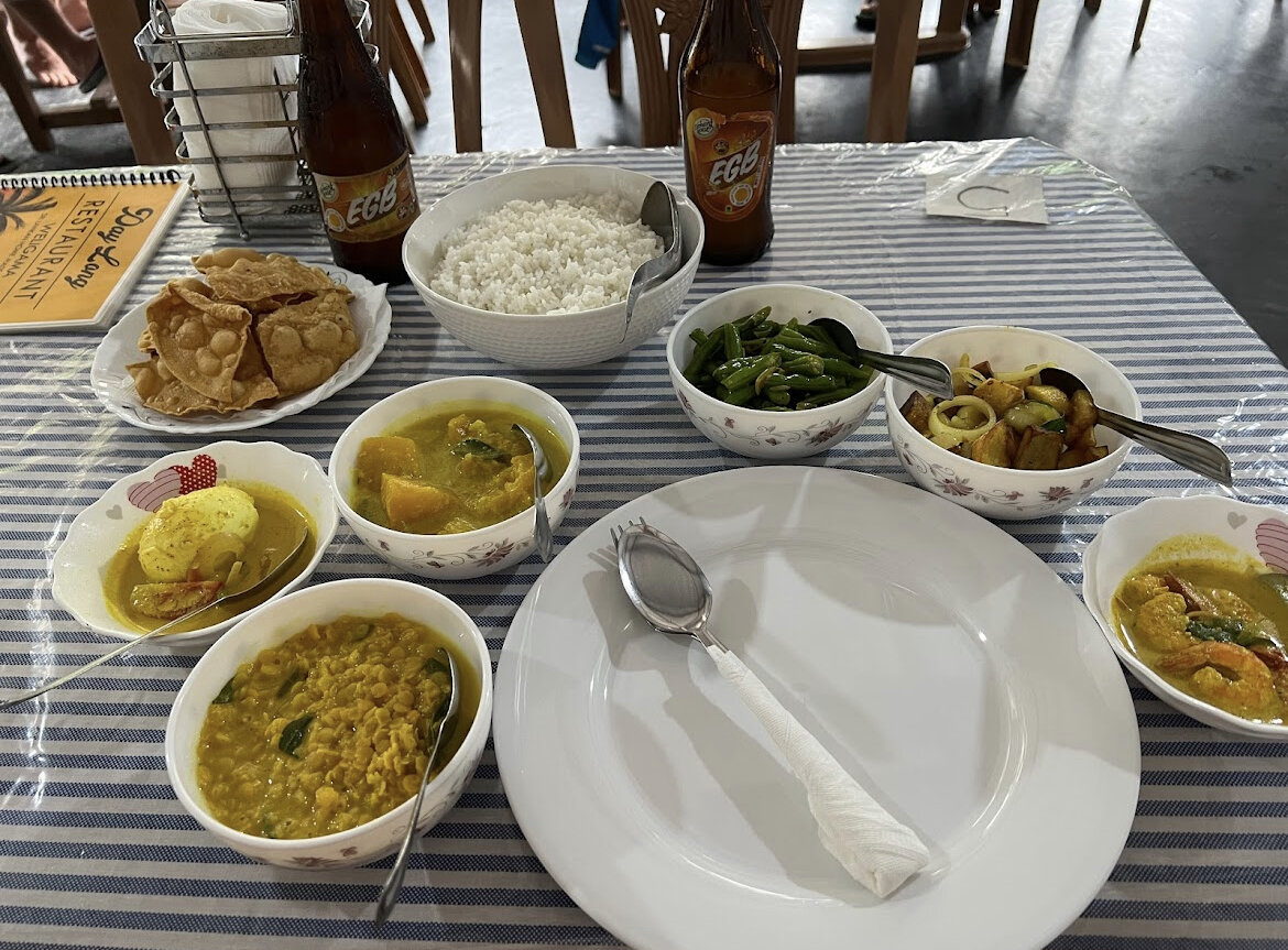 Еда в кафе. Кухня Шри Ланки. Туристическое кафе. Карри еда.