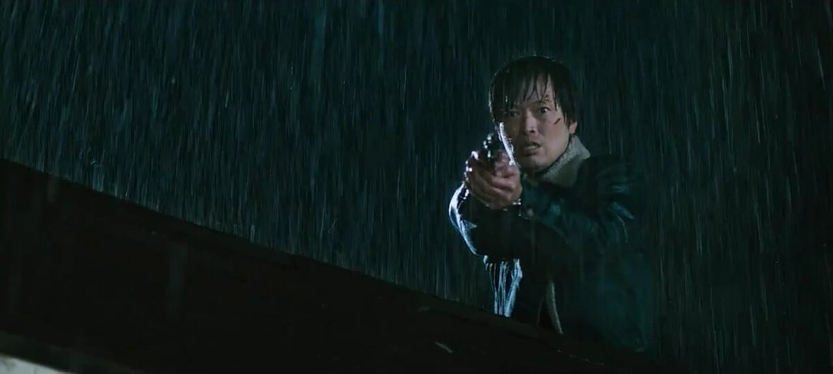 В самых первых сценах полицейский в дамках - ведь пистолет есть только у него. Но вместо того, чтобы пустить маньяку немного крови, Хьёнг-Гу предпочитает подолгу тыкать пистолетом в преступника и медленно вышагивать.  