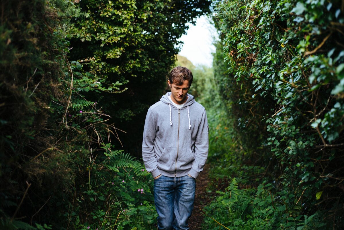    Срочно все отправляемся гулять по парку или лесу!Freepik