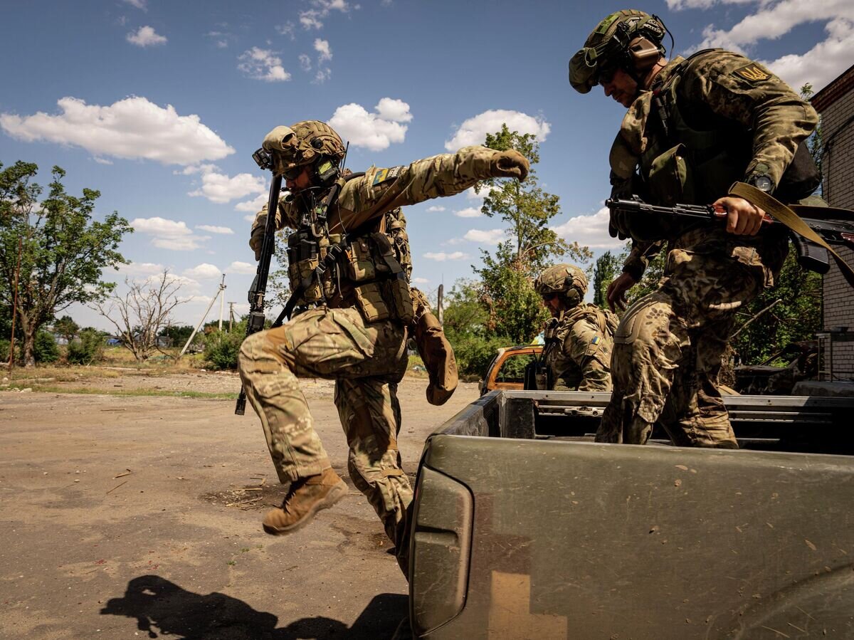    Украинские военнослужащие © AP Photo / Evgeniy Maloletka