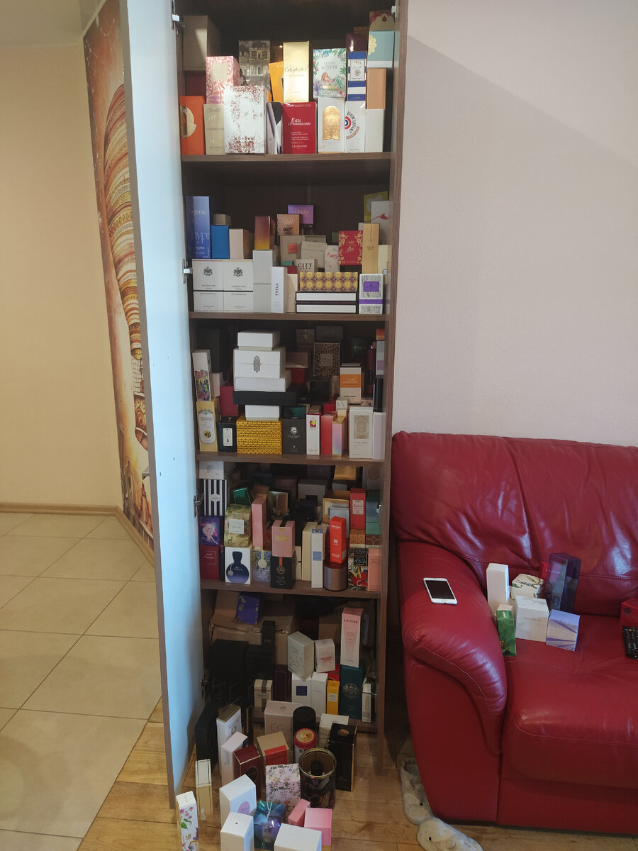 Мой парфюмерный шкаф. Я даже имя ему дала, его зовут Карл. На фото он вышел из берегов. Временно. 