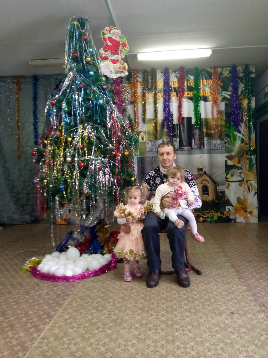 Запуганные лица, пришли на детский Новый год в местный клуб. Фото с Дед Морозом нет, хоть его роль исполнял наш папа. Его не узнали, и с сожалением прочитала Серафима, что папа Дед Мороз не увидел. 