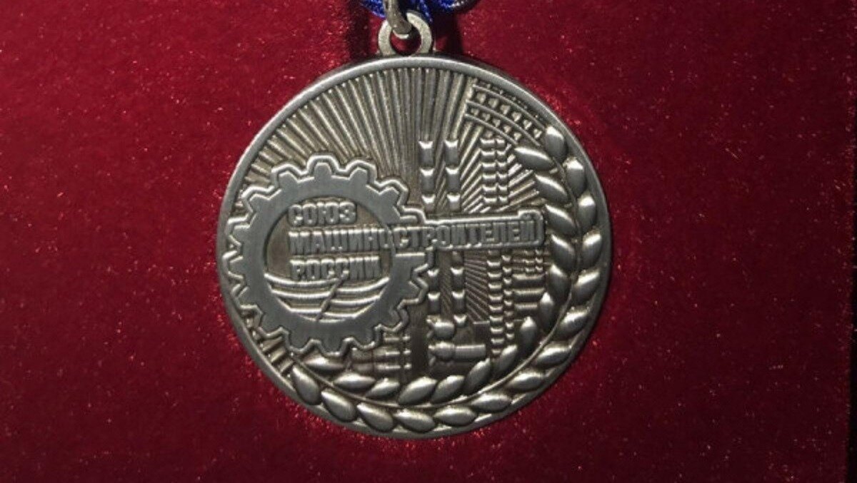     Главный врач Краевой станции переливания крови Оксана Кожемяко награждена медалью