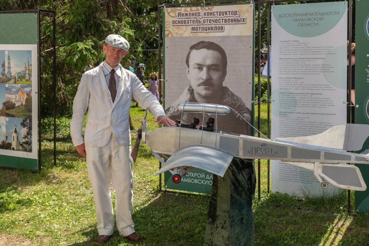    Во дворе дома Фёдор Фирсов установил макет построенного Петром Можаровым аэроплана «Проба».