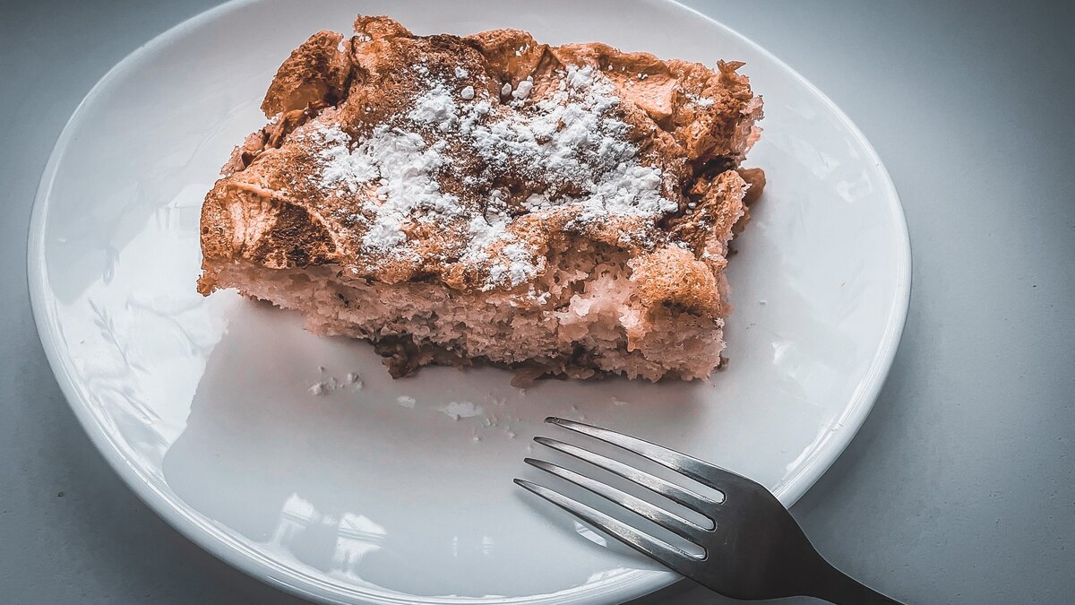     Конкурс был организован в честь Дня семьи, любви и верности, победителями стали выпускницы школ Яна Кулик и Анна Коробова, которые представили сладкий пирог с нектарином.