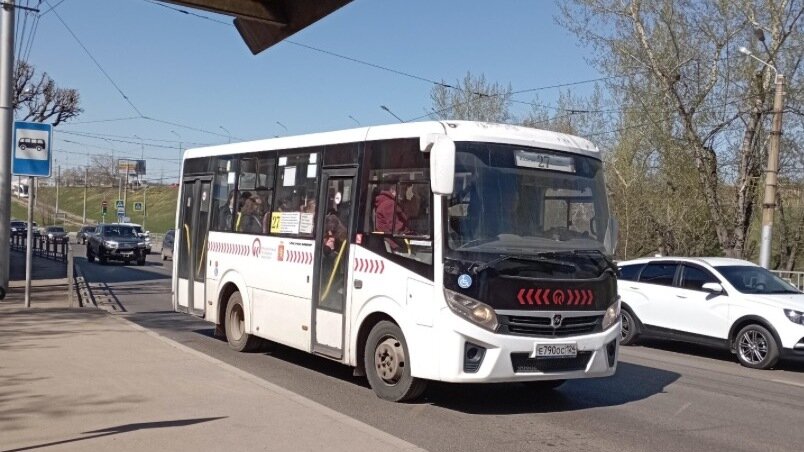     Водитель автобуса в Красноярске остановил транспорт там, где нет никаких остановок и ушел в алкомаркет. В салоне остались пассажиры.