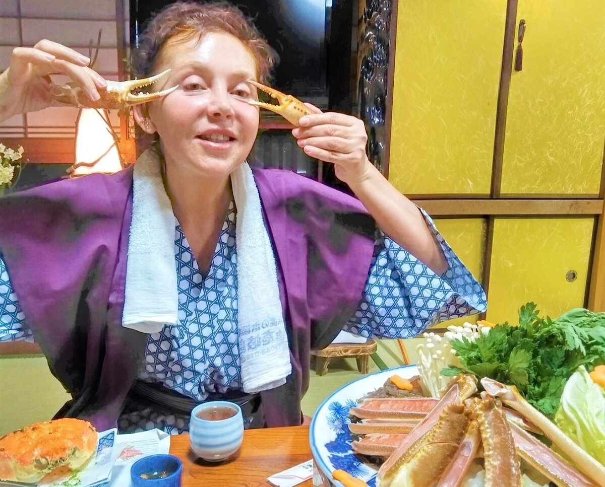 В рёкане (отеле) рыбацкой деревушки Такэно онсен, 200 км от Осака. Эти места славятся крабами
