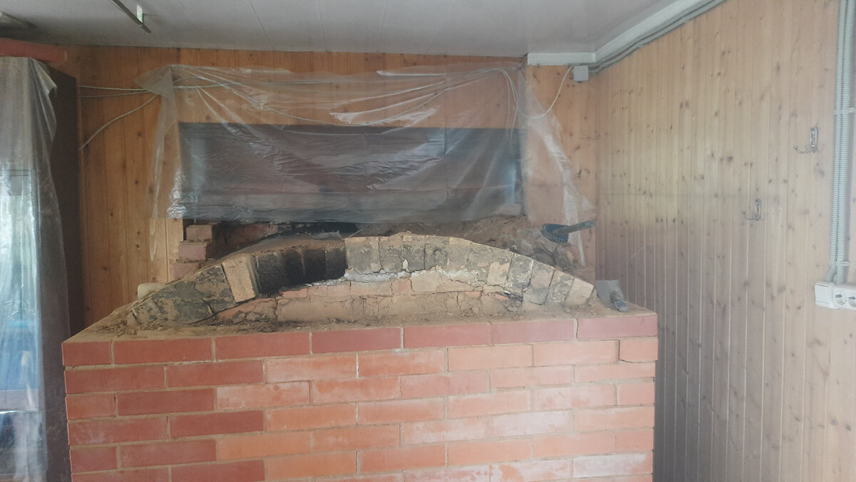 Начало разборки русской печи.