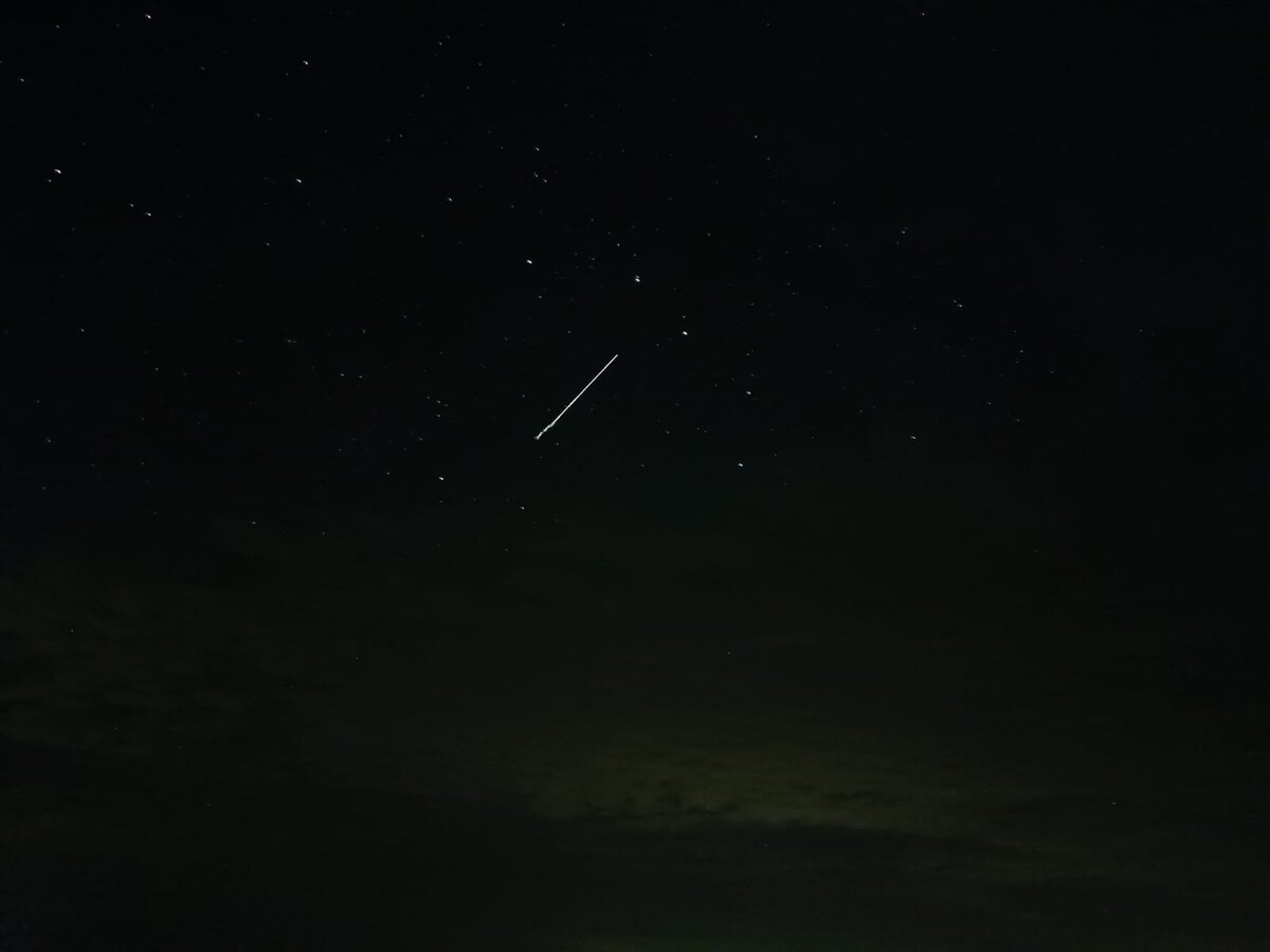 Рома фотографировал в режиме длинная выдержка для звездного неба. Конечно, на фото не очень хорошо все видно, но зато заснял падающую звезду