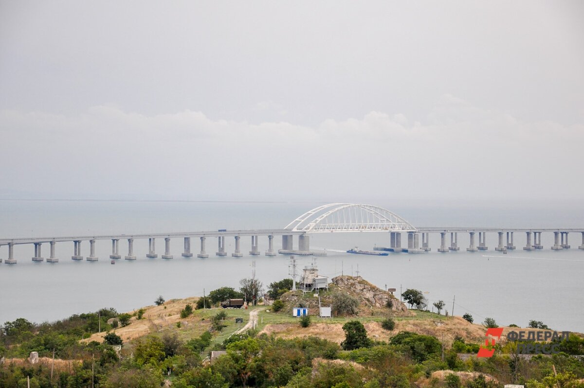 Крым мост где. Арка Крымского моста. Крымский мост протяженность. Крымский мост вид сверху. Арочный мост.