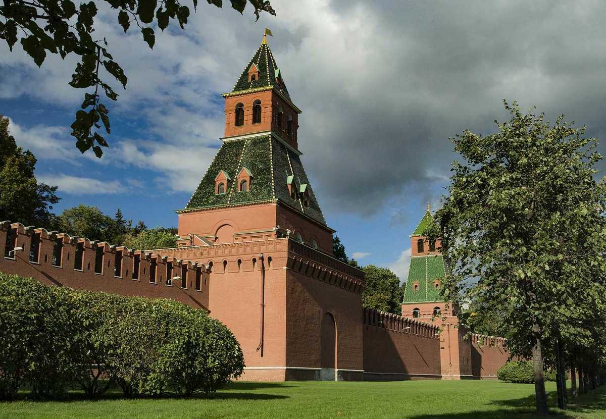 Оружейная площадь. Башни Кремля Тайницкая башня. Московский Кремль башни Кремля Тайницкая. Тайницкая башня Московского Кремля 1485. Тайницкая башня Москва.