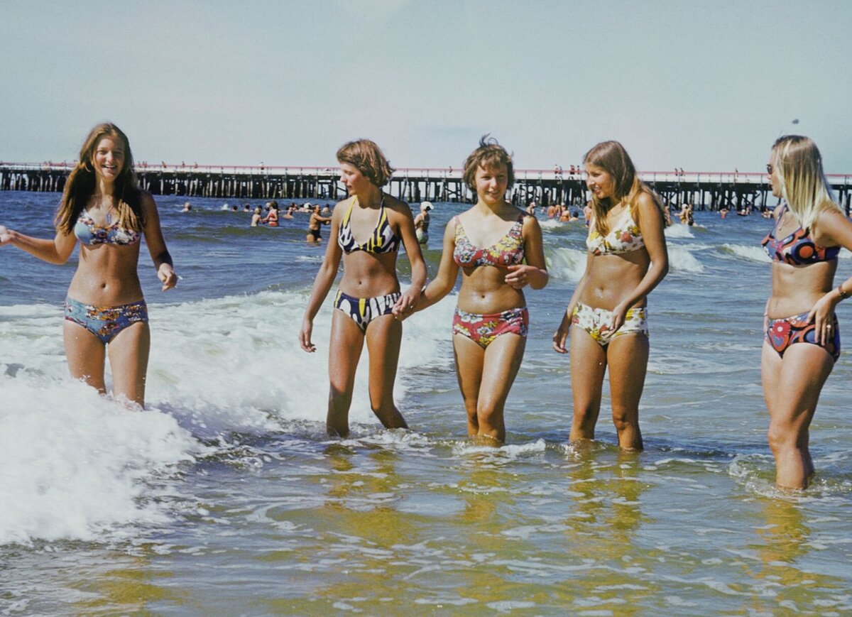 О каких популярных сейчас нарядах и поведении на пляже советские девушки не могли даже помыслить?