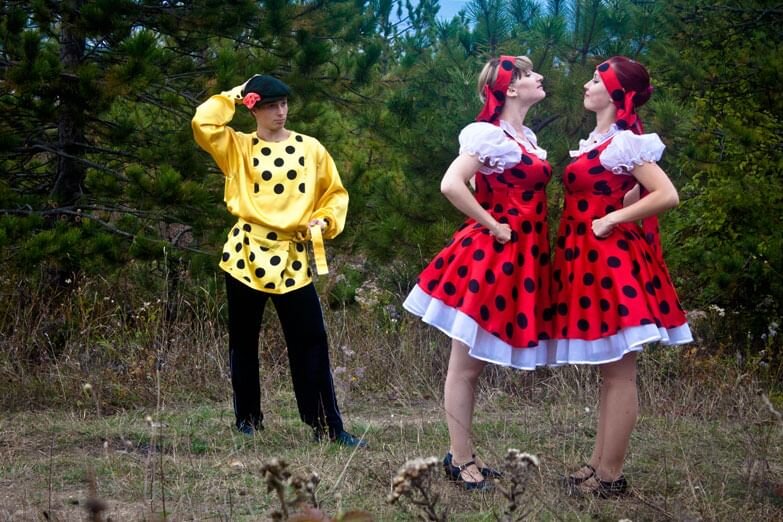 фото с сайта https://emilia-spanish.ru/foto/kostyumy-dlya-tanca-kadril.html с трудом иллюстрирует рассказ