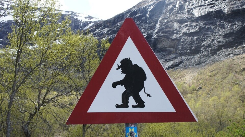 Смешные и необычные дорожные знаки в мире: подборка забавных фото