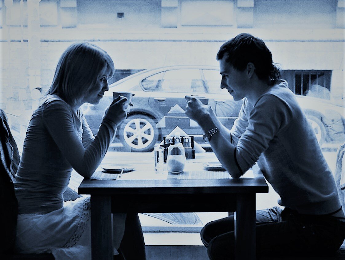                         Картинка из источника в свободном доступе. Двое в кафе.