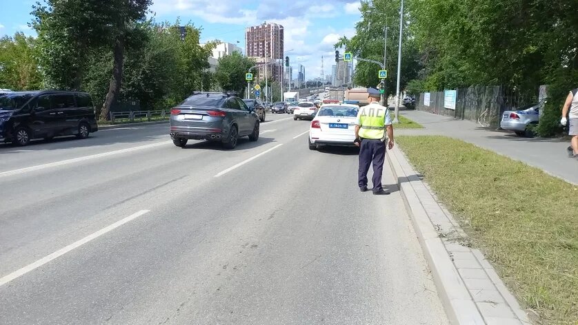 Фото машина врезалась в дом