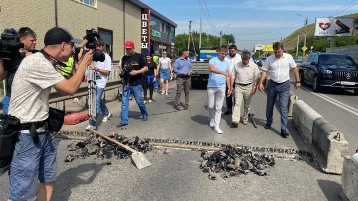     В Красноярске начали ремонт путепроводов на Брянской и Мичурина. На некоторых участках перекрыли движение почти на месяц. Эти мосты не ремонтировали 40 лет.