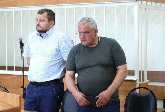    Бывший вице-губернатор Белгородской области Константин Полежаев (справа) в зале заседаний Свердловского районного суда города Белгорода