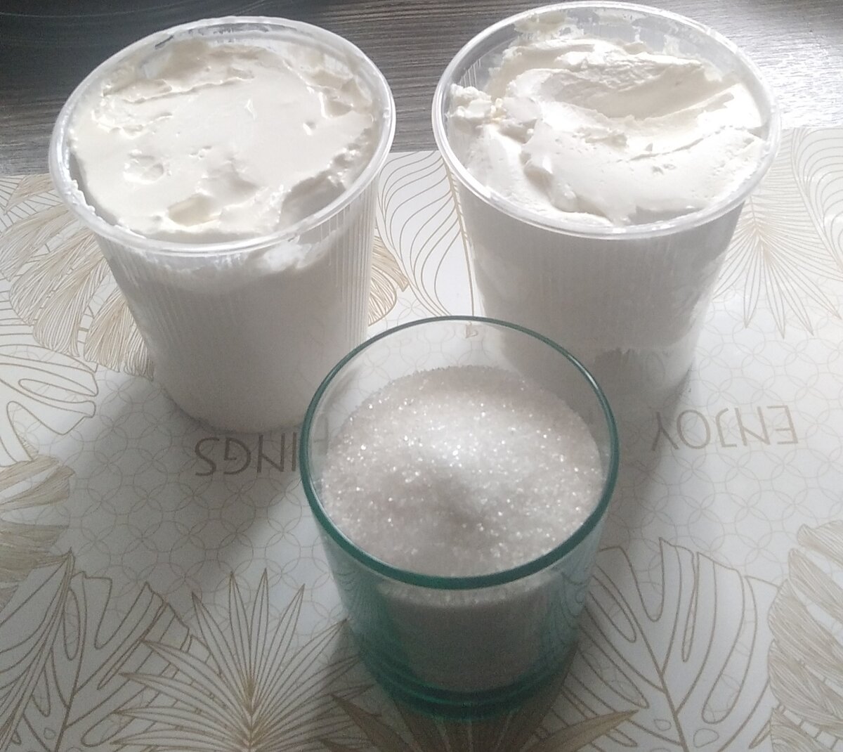 Для крема творожный сыр, сахар и сметана. 