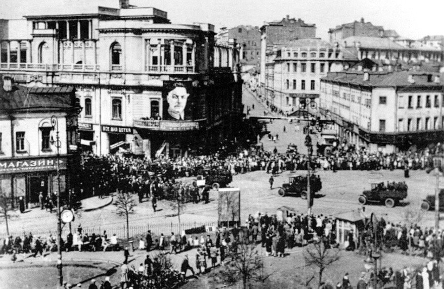 Арбатская площадь. Вид на ресторан "Прага" Фото конца 20-х годов прошлого столетия. Под портретом К. Е. Ворошилова вывеска только что открывшейся столовой. 