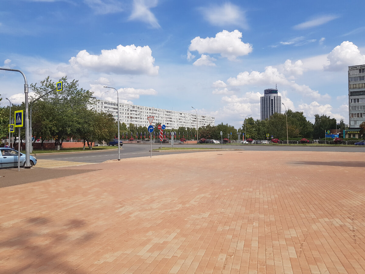 Дочь живёт рядом с тюбетейкой, так называют в народе эту башню (деловой центр). Набережные Челны 