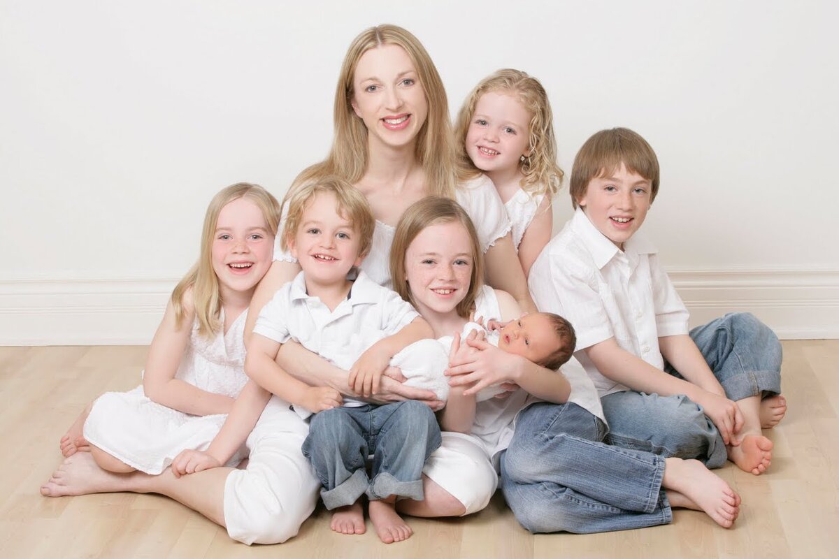 Многодетная мать, мать-одиночка должна обеспечить семью, но её не берут на работу