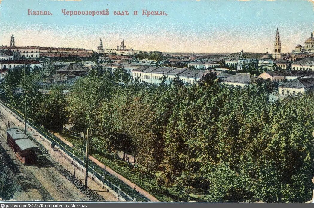 Черноозерский сад. видно деревянное здание старого цирка. Фото с сайта pastvu.com