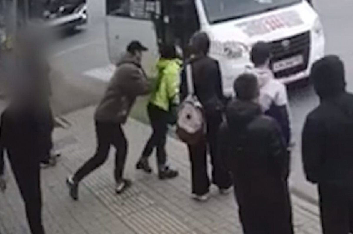 Момент покушения. Толкнул женщину в метро. Камера под колесо. Камера в автобусе Омск. Мигрантка толкнула женщину на переходе в Москве.